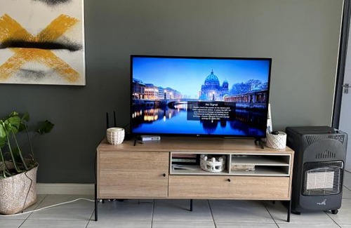 Woodmead Apartment | Beautiful 1 bedroom Waterfall