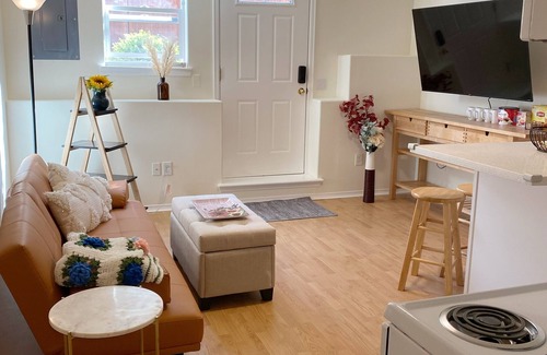 North Creek House | Beautiful 1Br Condo at Cozy & Safe Neighbourhood