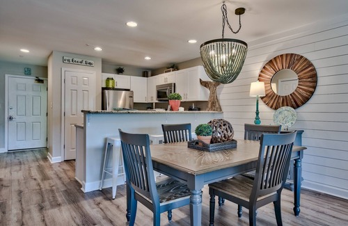 Avalon Beach Estates Condo | Beautiful 2/2 condo in Maravilla- Pet Friendly! Steps from beach, sleeps 6.