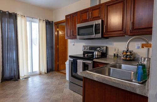 Utica Apartment | Beautiful 2 Bedroom Apt. With fast Wifi & Netflix