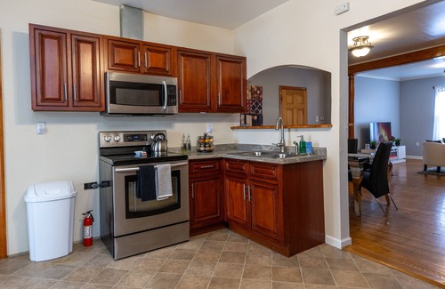 Utica Apartment | Beautiful 2 Bedroom Apt. With fast Wifi & Netflix