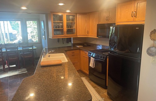 Packwood Cabin | Beautiful 2-bedroom cabin beside a creek in relaxing Packwood with WiFi, AC