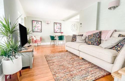 Arundel House | Beautiful 2 Bedroom Cottage with Private Courtyard in Arundel Centre