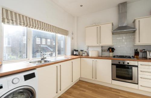 Roundhay Apartment | Beautiful 2 Bedroom Flat on Street Lane