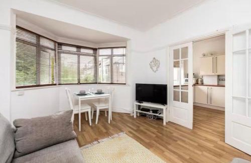 Roundhay Apartment | Beautiful 2 Bedroom Flat on Street Lane