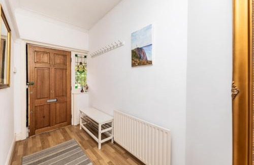 Roundhay Apartment | Beautiful 2 Bedroom Flat on Street Lane