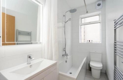 Roundhay Apartment | Beautiful 2 Bedroom Flat on Street Lane