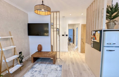 Clock House Apartment | Beautiful 2 bedroom apartment - 20min from Central London + Free Parking