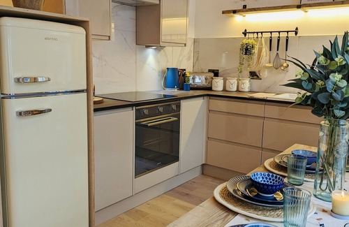 Clock House Apartment | Beautiful 2 bedroom apartment - 20min from Central London + Free Parking