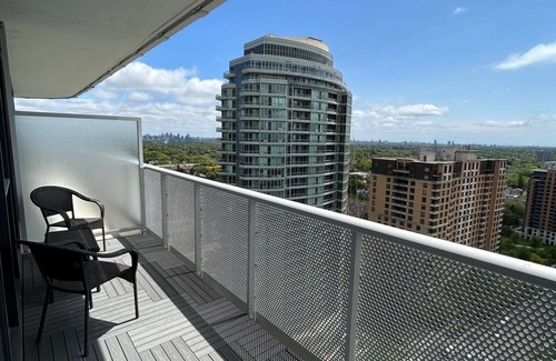Willowdale Condo | Beautiful 2-Br, 2-Bath Easy Public Transit/Parking