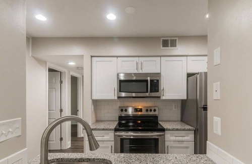 West Springfield Condo | Beautiful 2BR/1BA Renovated Condo near DC w/pool