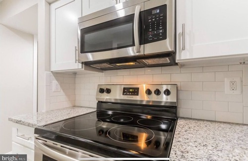 West Springfield Condo | Beautiful 2BR/1BA Renovated Condo near DC w/pool