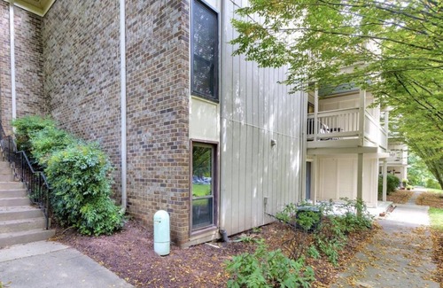 West Springfield Condo | Beautiful 2BR/1BA Renovated Condo near DC w/pool