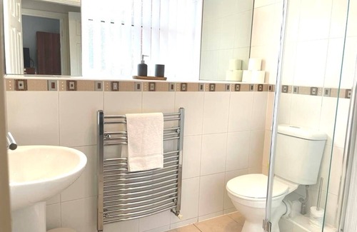 Huyton Apartment | Beautiful 3 Bed, 2 Bath Apartment in Liverpool, Sleeps 7