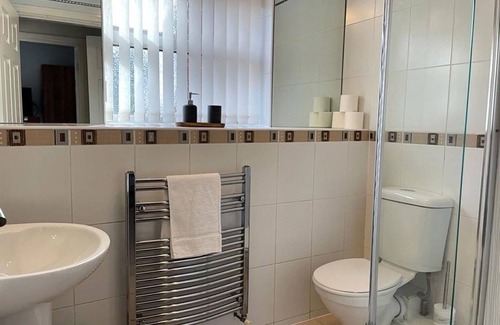 Huyton Apartment | Beautiful 3 Bed, 2 Bath Apartment in Liverpool, Sleeps 7