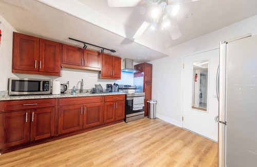 San Bruno House | Beautiful 3-bedroom house with AC in San Bruno