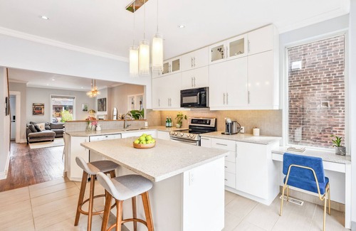 The Beach Triangle House | Beautiful 3 Bedroom Spacious Home in the Beaches w/Parking