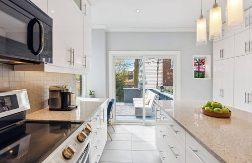 The Beach Triangle House | Beautiful 3 Bedroom Spacious Home in the Beaches w/Parking