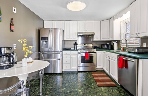 Waltham Apartment | Beautiful 3BD/1BA apartment W Parking 7673