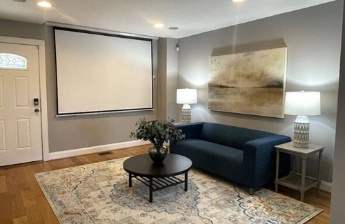 Washington Highlands House | Beautiful 3bd House w/King Bed (3BDR + 1.5 BA)