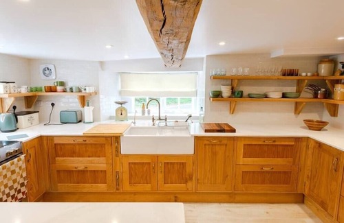 Kettering House | Beautiful 3BD Thatched Stone Cottage Kettering