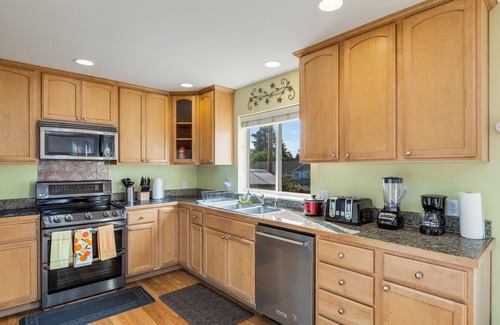 Renton House | Beautiful 4 bd/2.5 bath single family home