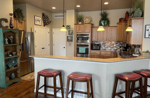 Flying Horse House | Beautiful 4 BDR/3 Bath home 10 minutes to USAFA