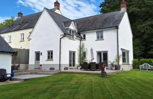 Abergavenny House | Beautiful 4-bed home, Hot Tub & Stunning Views - Abergavenny