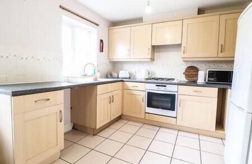 Brunel House | Beautiful 4 Bed House with FREE WIFI AND DRIVEWAY