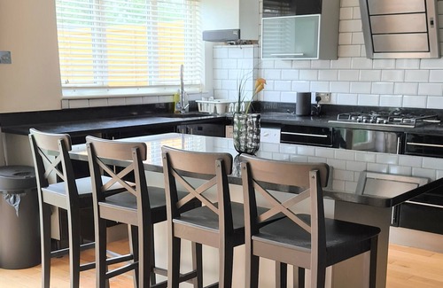 Bensham Manor House | Beautiful 4 bed house with 2 parking | garden