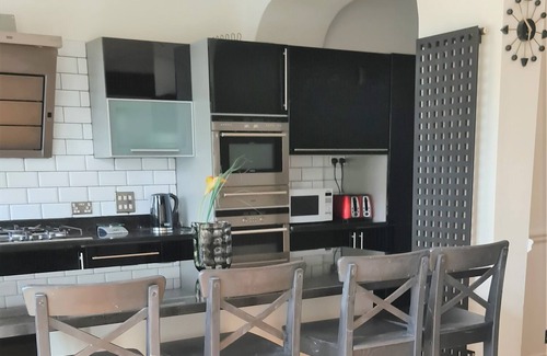 Bensham Manor House | Beautiful 4 bed house with 2 parking | garden