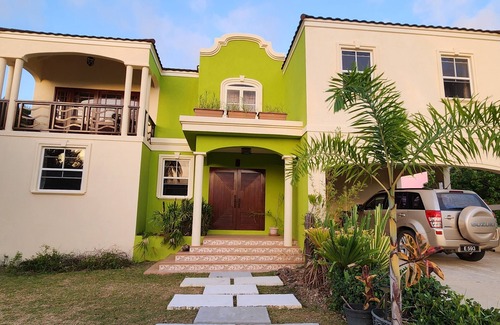 Retreat House | Beautiful 4-bedroom house in Maynards with WiFi in close proximity to 2 marinas