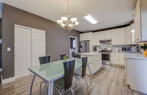 Overland House | Beautiful 4-bedroom house Central to St. Louis and St. Charles