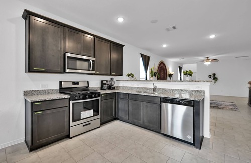 Porter House | Beautiful 5 Bdrm Home in Central Location with Queen Beds and Parking