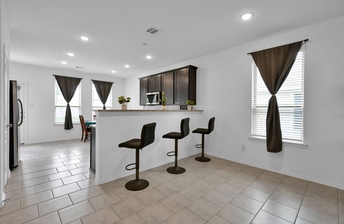 Porter House | Beautiful 5 Bdrm Home in Central Location with Queen Beds and Parking