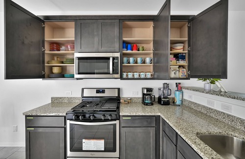 Porter House | Beautiful 5 Bdrm Home in Central Location with Queen Beds and Parking