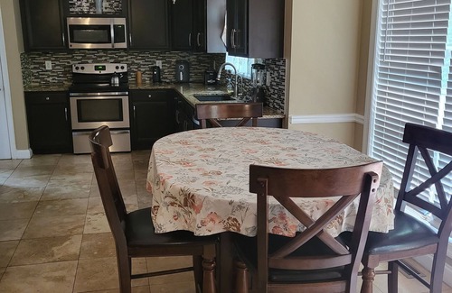 McDonough House | Beautiful 5BR/2.5 BA/2 Story Home ✩Sleeps 12- 30 minutes from ATL Airport