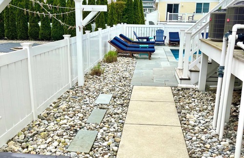 Avalon House | Beautiful 5BR Avalon Townhome w/HeatedPool- Steps to Shops, Dining, Beach & Bay!