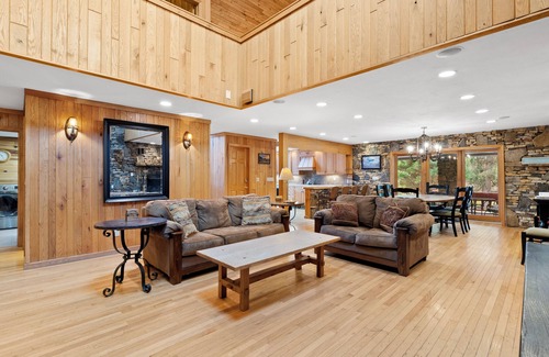 Champion House | Beautiful 6 Bed/4.5 Bath - Close To 7 Springs & Laurel Highlands Attractions