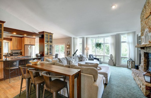 The Galena Territory House | Beautiful 6bdrm, 6 bath, firepit, WIFI, Air Hockey, walking distance to pool