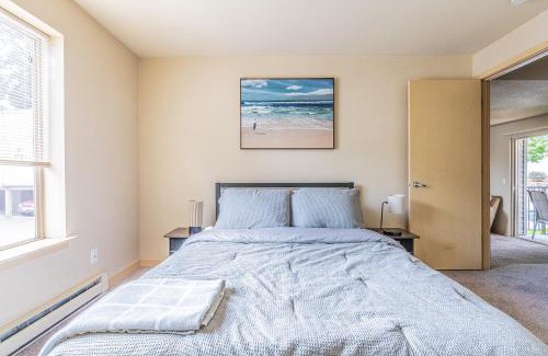 Bitter Lake Apartment | Beautiful and cozy one bedroom apartment -WiFi, BBQ, Patio, Dog park, close to Greenlake and Northgate