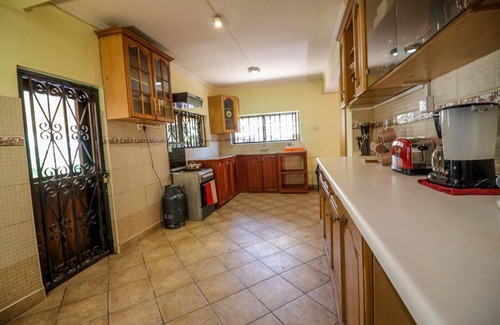 Arusha House | Beautiful and modern 6 bedroom villa in Arusha town with a garden and free wifi
