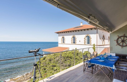 Civitavecchia Apartment | Beautiful apartment for 7 guests with WIFI, TV, terrace and pets allowed
