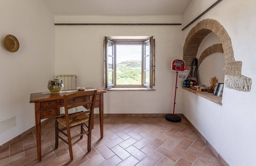 Radicondoli Villa | Beautiful apartment in villa for 4 guests with WIFI, pool and panoramic view