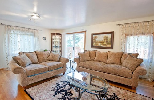 West Roxbury Apartment | Beautiful Apartment-5 Beds-Parking-Super Clean!