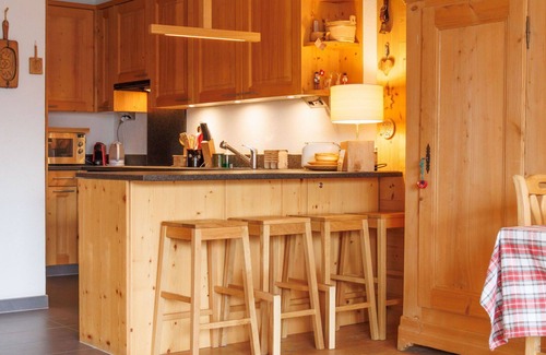 Champery Apartment | Beautiful apartment for 4 guests with WIFI, TV, balcony and panoramic view