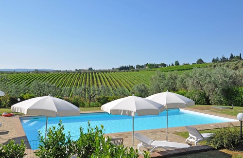 San Pietro in Bossolo Apartment | Beautiful apartment for 6 people with pool, A/C, WIFI and panoramic view, close to Greve In Chia.