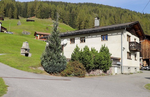 Frauenkirch Apartment | Beautiful apartment for 3 people with WIFI, TV, terrace and panoramic view