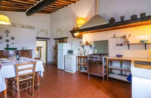 Pescia Apartment | Beautiful apartment for 6 people with WIFI, pool, TV, patio and pets allowed
