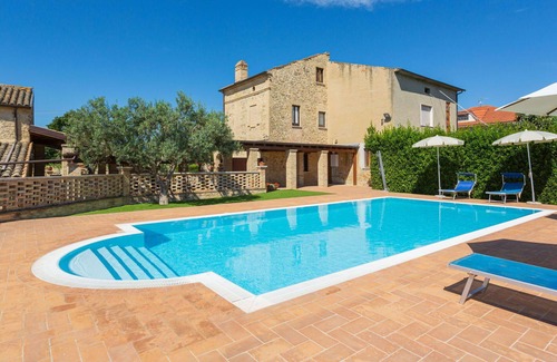Crecchio House | Beautiful apartment in villa for 4 guests with WIFI, pool, TV, terrace and pets allowed
